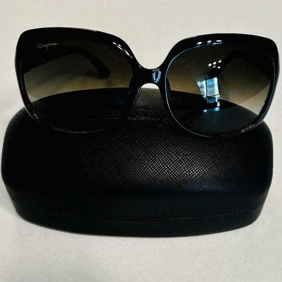 Ferragamo Oversized Sunglasses! BRAND NEW! main image 5